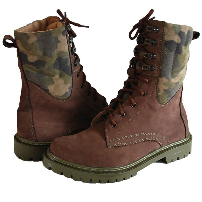 Brown camouflage combat boots for men with rugged sole