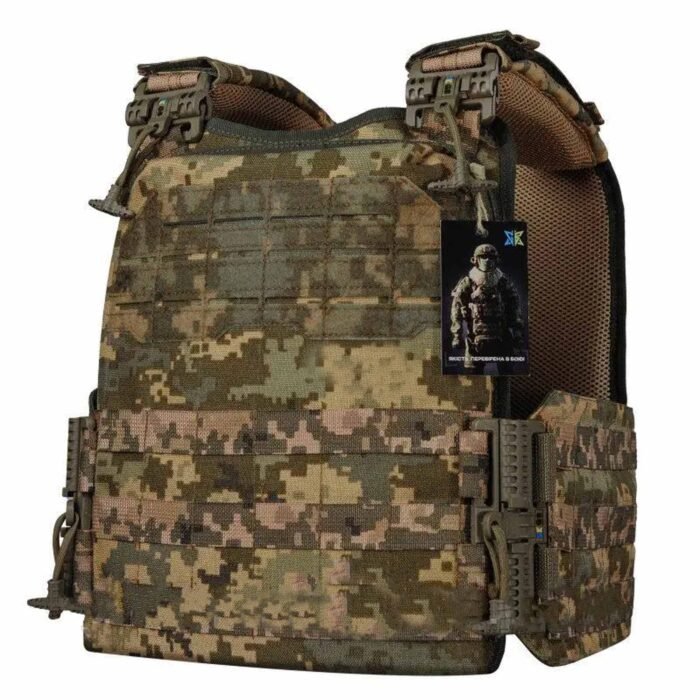 Fast release buckle on camo vest