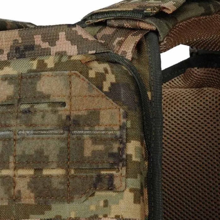Shoulder straps and mesh padding on plate carrier